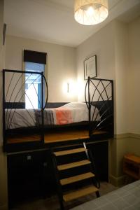 um quarto com um beliche com uma escada em Le Stanislas, un style! em Nancy