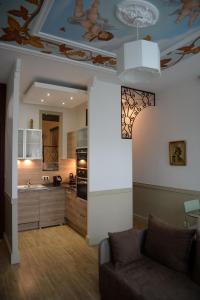 uma sala de estar com um sofá e uma cozinha em Le Stanislas, un style! em Nancy