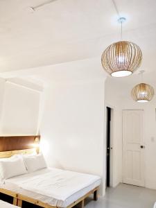 Letto o letti in una camera di NomadsMNL Airport Hostel