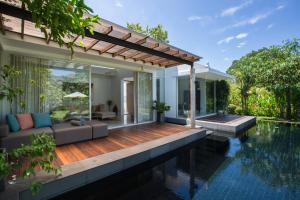 una villa con piscina y una casa en Villa Koru Samui, en Mae Nam