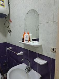 Ένα μπάνιο στο Sweet Home- Last Check in 12 Am