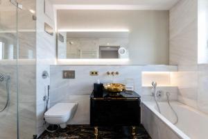 杜塞尔多夫Fourty Three Luxury Serviced Apartments的带浴缸、卫生间和盥洗盆的浴室 更多37张照片