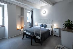 sypialnia z łóżkiem i 2 oknami w obiekcie A Casa di BiaGio w mieście Rapolano Terme