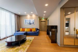 un soggiorno con divano e tavolo di Fourty Three Luxury Serviced Apartments a Dusseldorf