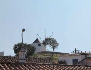 una vista de un techo con un molino de viento en el fondo en Casa de Seixe, en Odeceixe