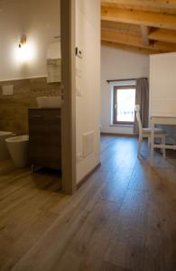 W pokoju znajduje się łazienka z umywalką i toaletą. w obiekcie Agriturismo Ponte Florio w Weronie