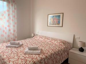 A bed or beds in a room at Lella appartamenti con parcheggio