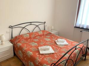 A bed or beds in a room at Lella appartamenti con parcheggio