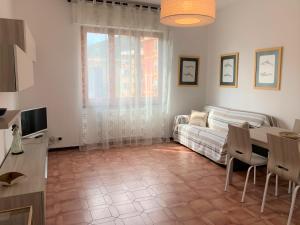 een woonkamer met een bank en een tafel bij Lella appartamenti con parcheggio in Levanto