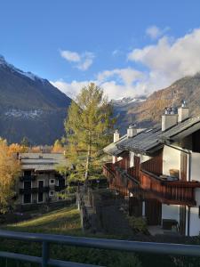 a view of a house with mountains in the background at Chalet Luna in Caspoggio