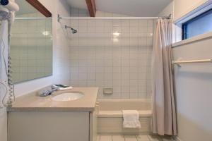 Ένα μπάνιο στο Hôtel du Lac Lenore