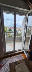 Apartman Velimir Stari Aerodrom的阳台或露台