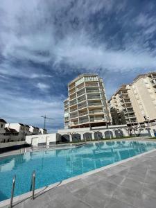 una gran piscina frente a un edificio en Alpen1 Argenta/Caleta, en Peñíscola