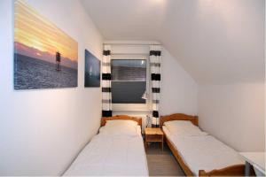 um quarto com duas camas e uma janela em Neuwerk em Cuxhaven