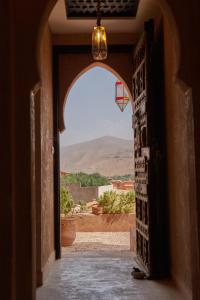 una puerta abierta a una habitación con vistas en Kasbah Flilou, en Aït Ougliff