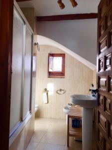 ein Bad mit einem Waschbecken und einem WC in der Unterkunft La Casa Amarilla in Rubielos de Mora