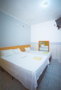 1 dormitorio con 1 cama blanca grande en una habitación en Hotel Brothers São Paulo - 3km do Hospital das Clínicas FMUSP, proximo a Universidades - By UP Hotel en São Paulo