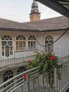a building with a balcony with red roses on it at Nacional 3 apartman studio in Subotica
