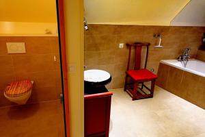 La salle de bains est pourvue d'un lavabo, de toilettes et d'une baignoire. dans l'établissement Hotel JiuDing, à Hochdorf
