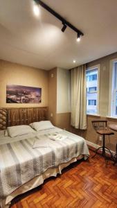 1 dormitorio con 1 cama grande y 1 mesa en Rio Deal Guest House, en Río de Janeiro