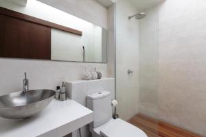 un baño con lavabo e inodoro en Villa Koru Samui, en Mae Nam 17 fotos más