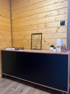 biurko w pokoju z drewnianą ścianą w obiekcie Stachowa Chata w Zwierzyńcu