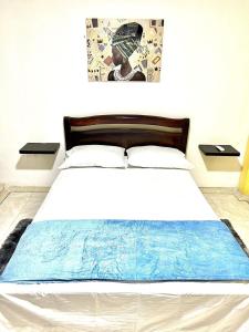 巴耶杜帕爾的住宿－Apartamento Cerca al Complejo Deportivo，卧室内的一张床位,可避免