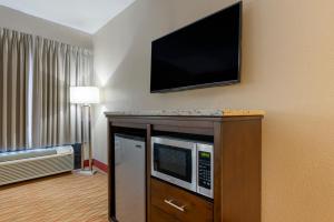 シェルビービルにあるEcono Lodgeの電子レンジとテレビが備わる客室です。