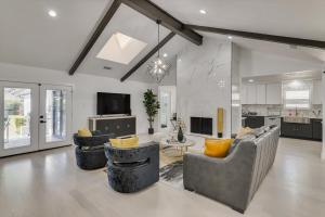 Una cocina o cocineta en Modern and Spacious Dallas Getaway w Private POOL