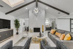 Una televisión o centro de entretenimiento en Modern and Spacious Dallas Getaway w Private POOL
