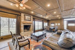 Χώρος καθιστικού στο Spacious Ranch Style Home w Cinema Room