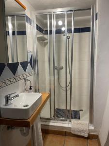 un baño con ducha y lavabo en Finca Son Guardiola, en Llucmajor