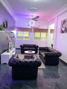 a living room with two leather couches and a table at Peaceful Stay 2SR in Cotonou