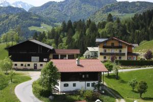 uma aldeia nas montanhas com casas e uma estrada em Apartment Eckstoa em Abtenau