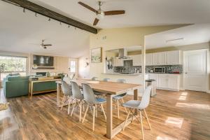 Η κουζίνα ή μικρή κουζίνα στο 4BD-3BA Chic Timeless Elegance - 15 Mins to DT