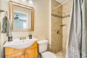 Ένα μπάνιο στο 4BD-3BA Chic Timeless Elegance - 15 Mins to DT +24 φωτογραφίες