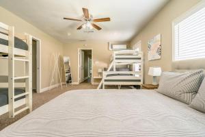 Ένα ή περισσότερα κρεβάτια σε δωμάτιο στο 4BD-3BA Chic Timeless Elegance - 15 Mins to DT