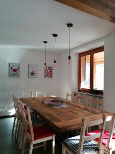 jadalnia z drewnianym stołem i krzesłami w obiekcie ALPINO B&B w mieście Chiesa in Valmalenco
