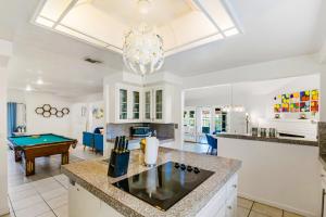 Köök või kööginurk majutusasutuses Desert Pool House: Sun, Swim, Sip & Stay