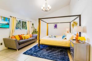 Un pat sau paturi într-o cameră la Desert Pool House: Sun, Swim, Sip & Stay +32 fotografii