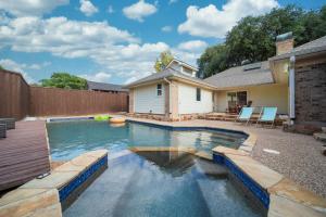 uma piscina com um deque e uma casa em Ultimate Comfort Design Pool & Sun in Plano TX em Plano