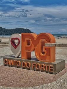 una señal de que saysario do forrite en una playa en Lindo Apartamento Pé na Areia Canto do Forte en Solemar