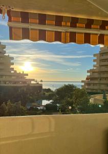 Blick auf den Ozean von einem Gebäudefenster in der Unterkunft Benalbeach Sea View in Benalmádena