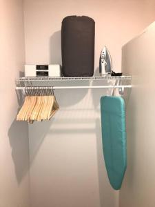 Un estante con una maleta y una bolsa. en The Guesthouse 1 - Wilton Manors, en Fort Lauderdale