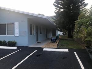 un estacionamiento frente a un edificio blanco en The Guesthouse 1 - Wilton Manors, en Fort Lauderdale