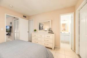 sypialnia z łóżkiem, komodą i lustrem w obiekcie The Retreat 3 - Wilton Manors w mieście Fort Lauderdale