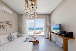 Televízia a/alebo spoločenská miestnosť v ubytovaní Theo Star Beach Hotel
