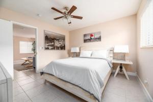 um quarto com uma cama e uma ventoinha de tecto em The Retreat 2 - Wilton Manors em Fort Lauderdale