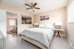 a bedroom with a bed and a ceiling fan at The Retreat 2 - Wilton Manors in Fort Lauderdale