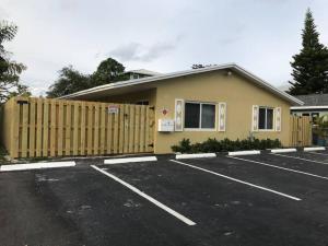 een gebouw met een hek op een parkeerplaats bij The Retreat 1 - Wilton Manors in Fort Lauderdale